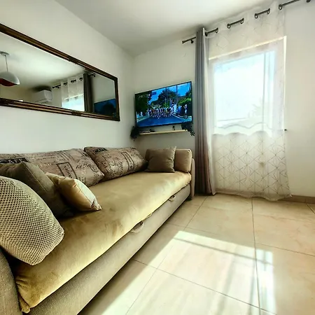 Lea With Pool 2 Apartman *