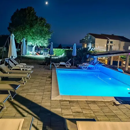 Lea With Pool 2 Apartman