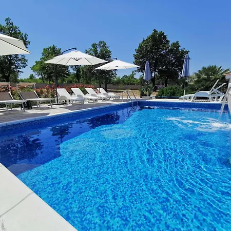 Lea With Pool 2