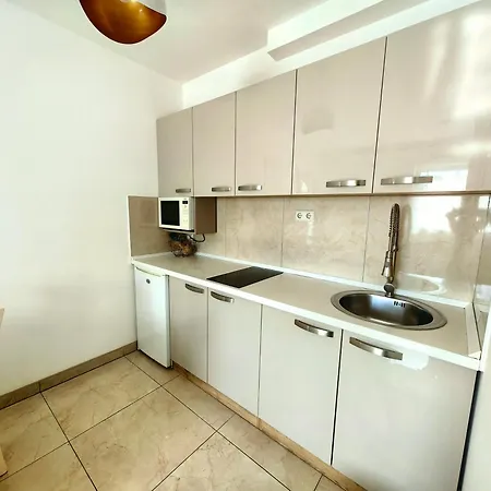 Apartmán Lea With Pool 2 *