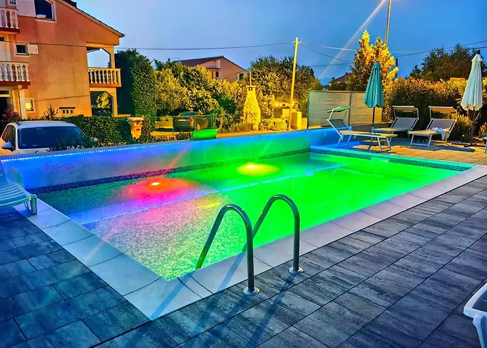 Lea With Pool 2 *