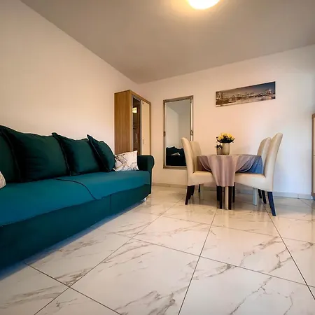 Lea With Pool 2 Apartament