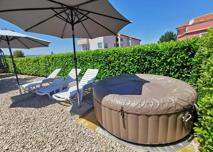 Lea With Pool 2 Apartament *