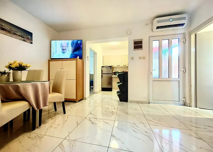 Lea With Pool 2 Apartament *